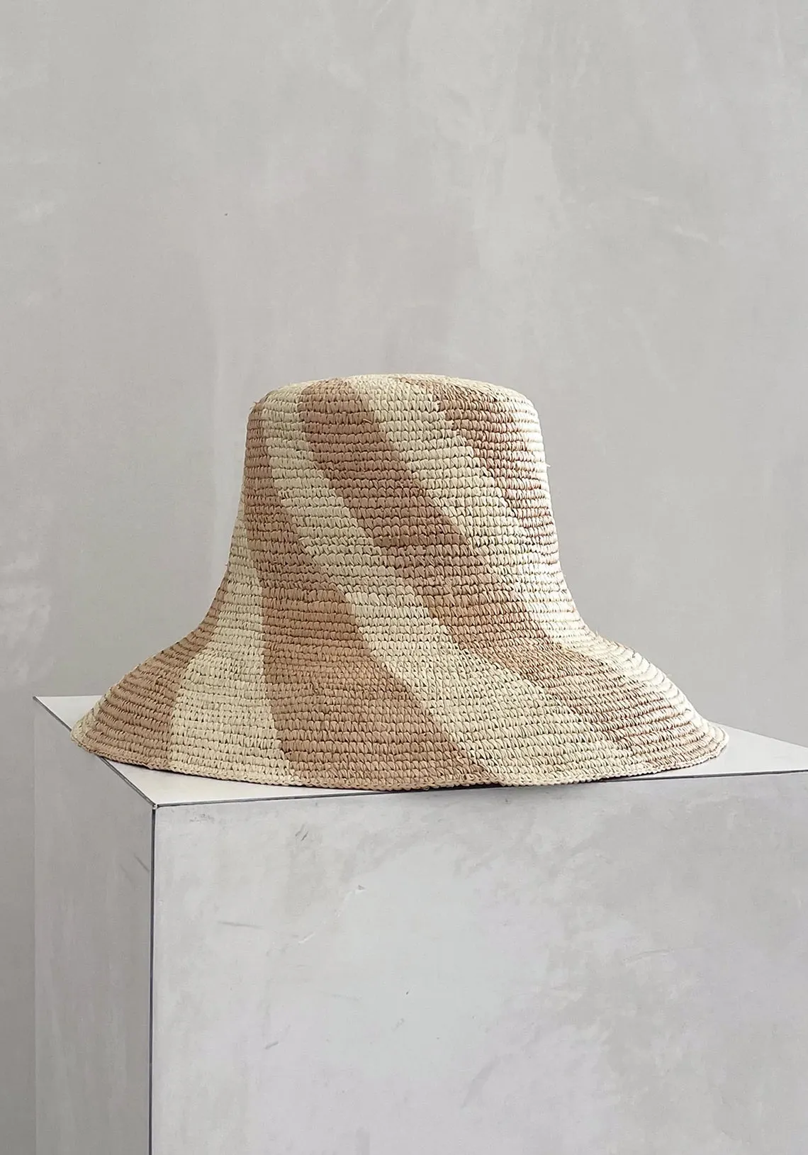 AMIRA BUCKET HAT SAND NATURAL SPIRAL