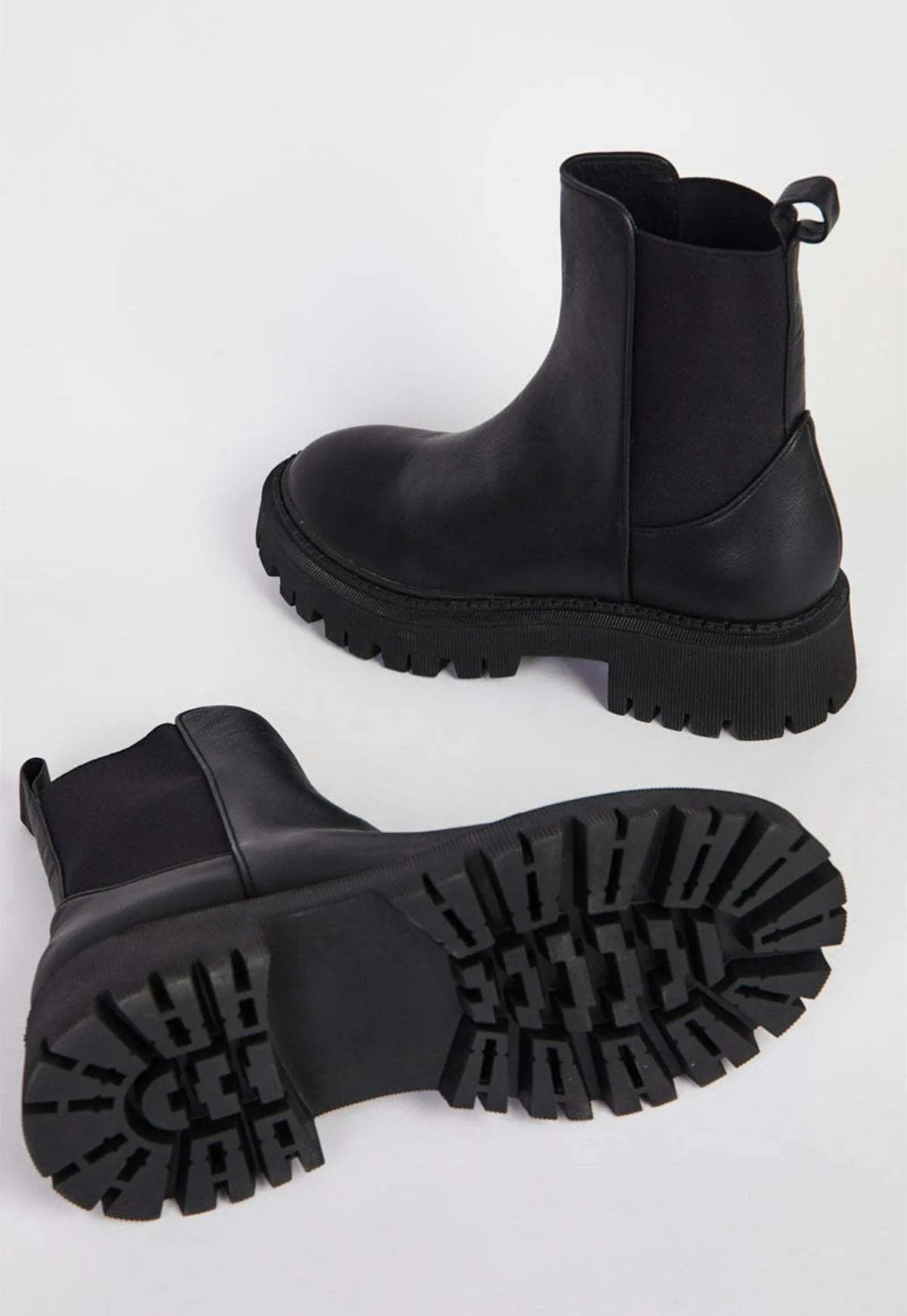 Guided Pull On Lug Sole Boot - Black